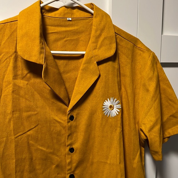 SHEIN Other - Short Sleeved Daisy “Linen Feel” Polyester/Cotton Button Down